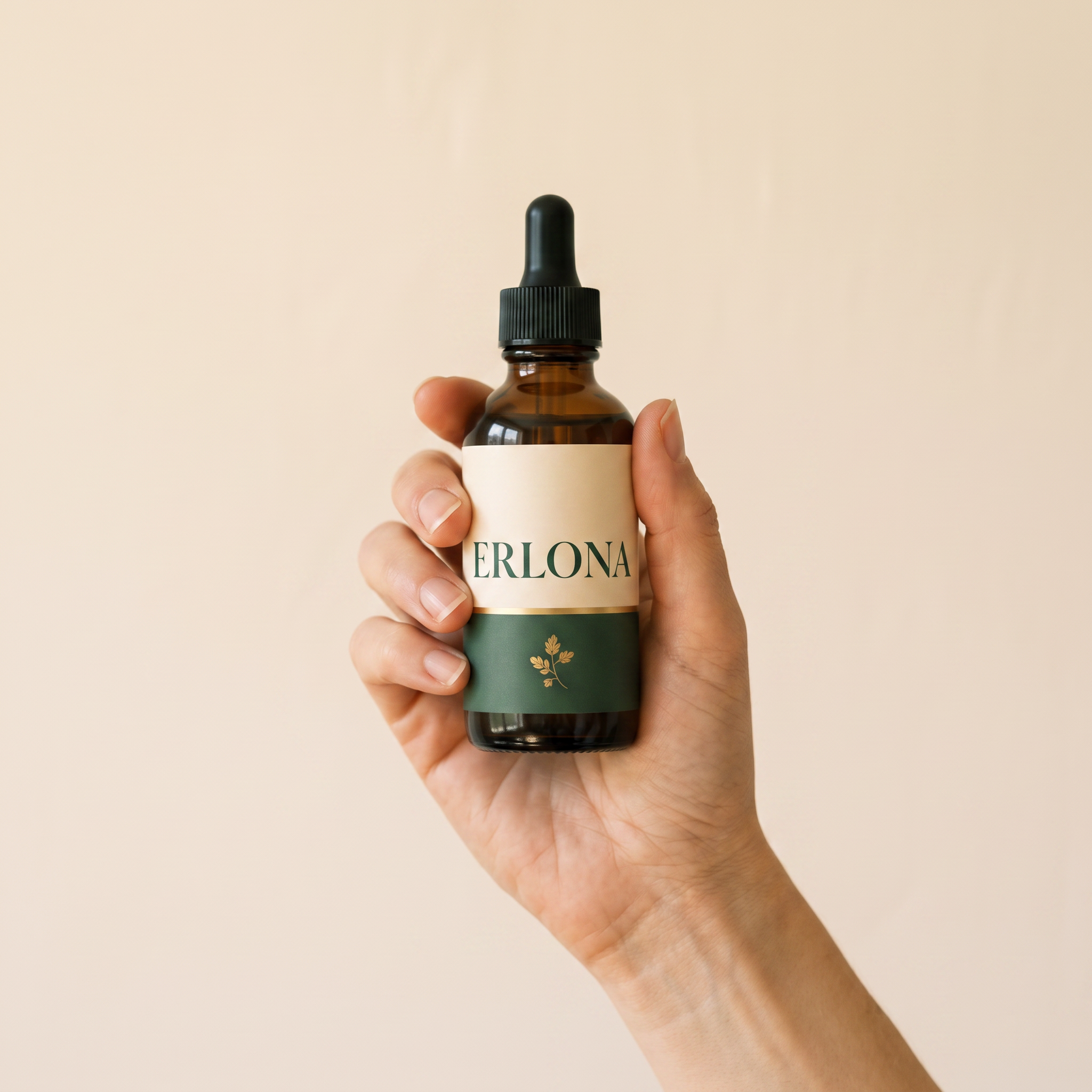 Une main tient le flacon compte-gouttes Erlona de 59 ml, ce qui donne son échelle réelle